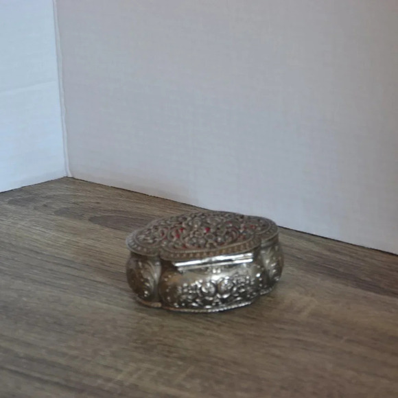 Vtg Silver Ring box with  Red felted interior - Picture 3 of 7